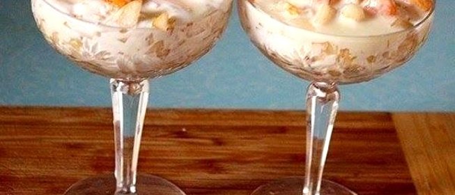 Слоеный фруктовый десерт с пломбиром и печеньем