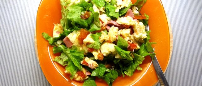 Омлет с ветчиной, помидорами и салатом айсберг