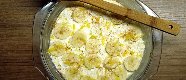 Творожная запеканка с бананом и изюмом