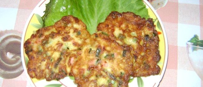 Оладьи с луком и колбасой