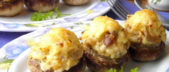 Фаршированные шампиньоны в духовке с сыром