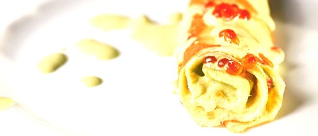 Ржаные блинчики с соусом из зеленого лука, кинзы, сметаны и красной икры