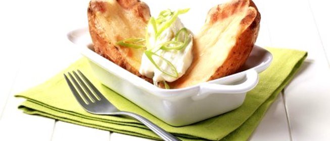 Запеченный золотистый картофель с пряным йогуртовым соусом