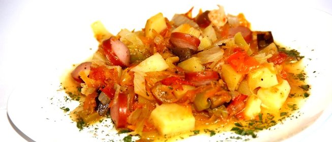 Овощное рагу с сосисками