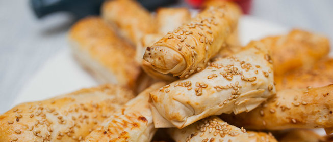 Лосось в слоеном тесте с кунжутом