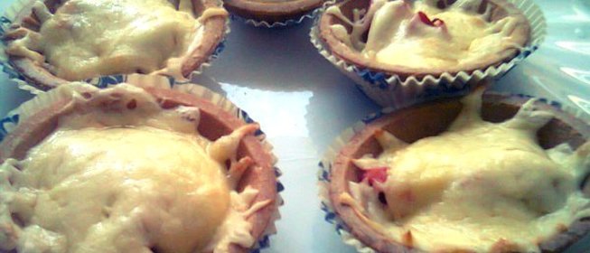 Тарталетки с помидорами и сыром