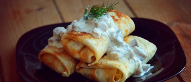 Блины с картофельным пюре и селедочным соусом