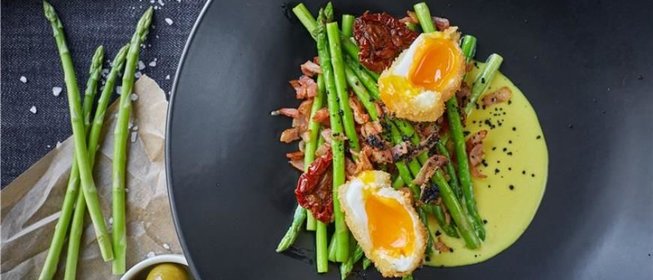 Спаржа на гриле с беконом и хрустящим яйцом-пашот