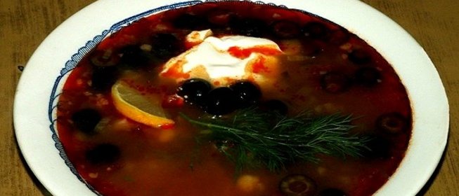 Солянка со свиными ребрышками