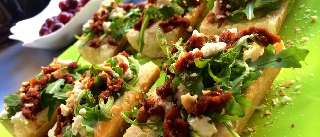 Брускетта с рукколой, медом, чесноком и орехами