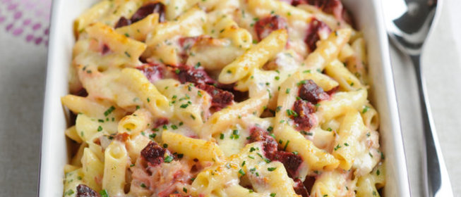 Сливочная запеканка из макарон, свеклы и ветчины