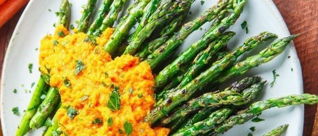 Спаржа-гриль под овощным пюре