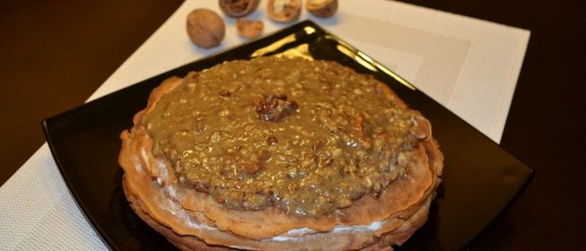 Банановый блинный торт с творожно-ванильным кремом и глазурью из грецкого ореха