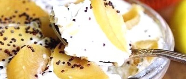 Творожная запеканка с яблоком и маком