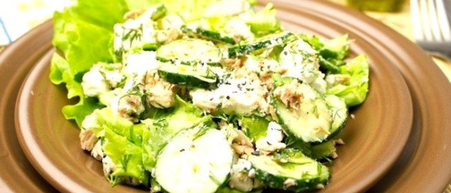 Зелёный салат с тунцом и сыром Фета