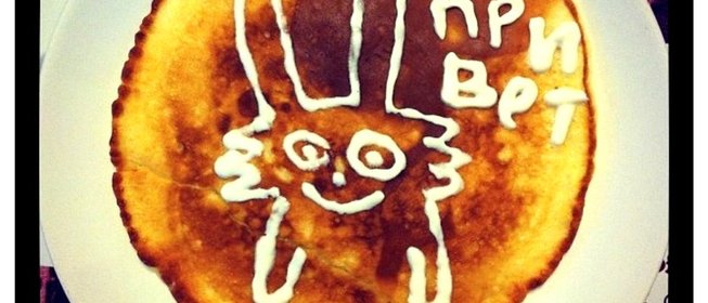 Омлет со сметаной на сковороде