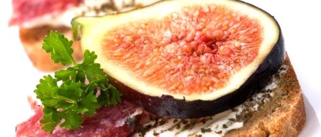 Кростини с прошутто, инжиром и мятой