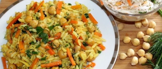 Плов с нутом и салат из квашенной капусты