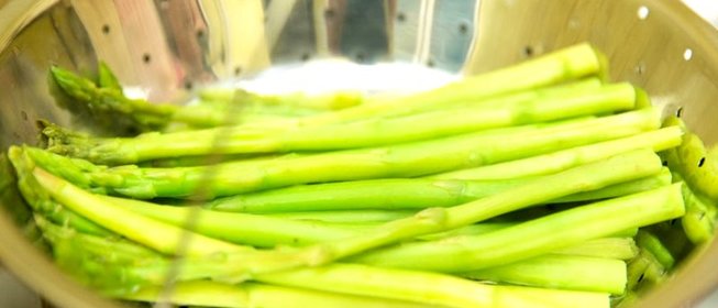 Спаржа на пару