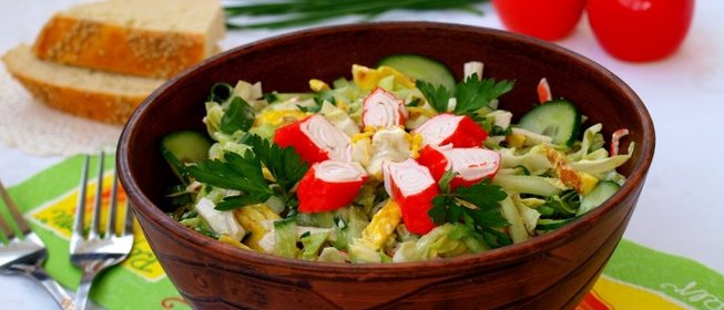 Салат с молодой капустой, крабовыми палочками и омлетом