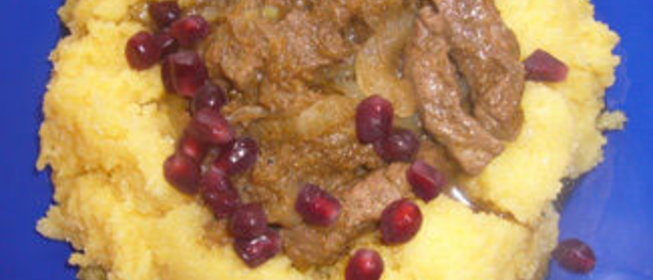 Пряная говядина с полентой и гранатом