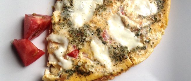 Омлет с помидорами, сладким перцем и сыром моцарелла