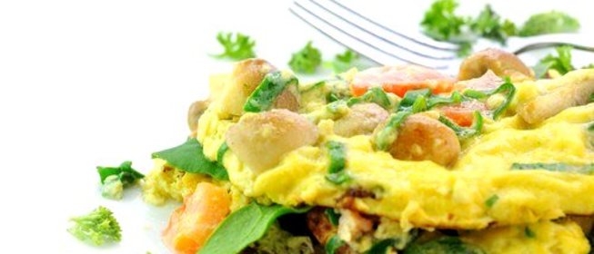 Омлет с начинкой из грибов, шпината и феты