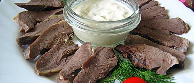 Отварное свиное сердце с соусом хрен со сметаной