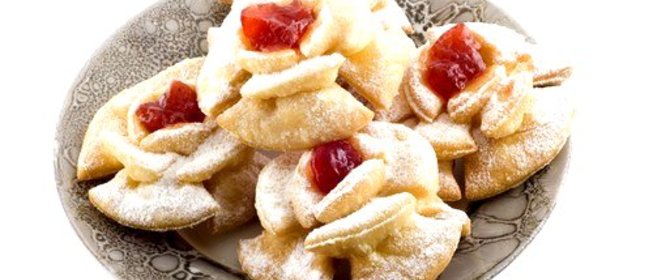 Фигурное печенье из слоеного теста с клубничным джемом