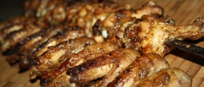 Хрустящие чесночные крылышки на мангале на шампурах