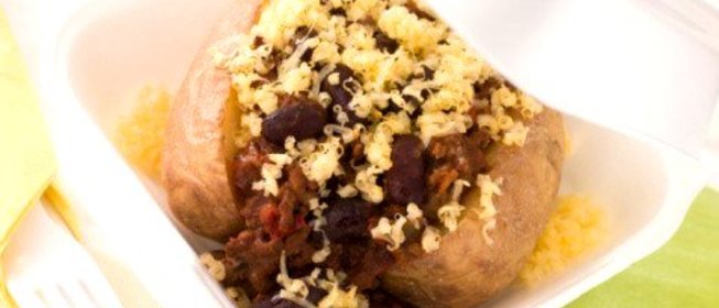 Печеный картофель с соусом из лисичек