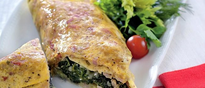 Омлет со шпинатом и колбасой