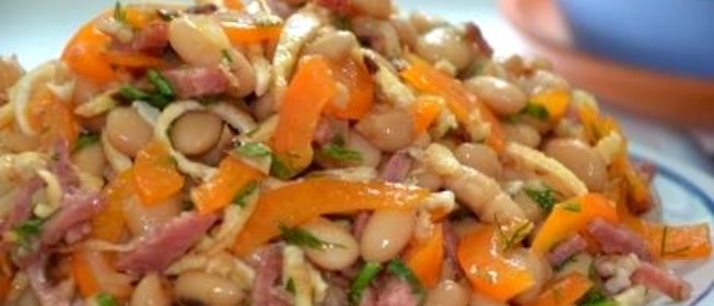 Салат с фасолью и с яичными блинчиками