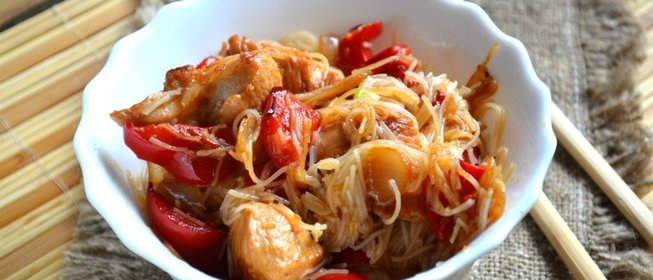 Рисовая лапша с курицей