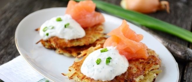 Картофельные оладьи с лососем