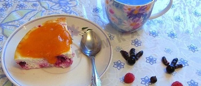 Творожная запеканка с ягодами под абрикосовым соусом