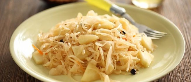 Квашеная капуста, тушенная с яблоками