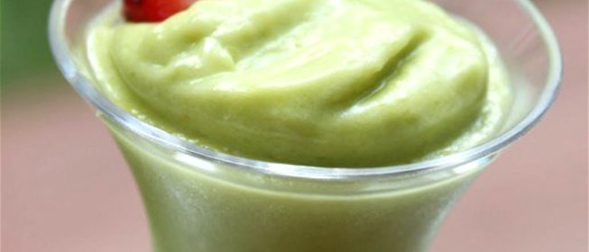 Клубника с дипом из авокадо