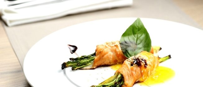 Спаржа с лососем