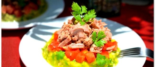 Салат с тунцом и авокадо