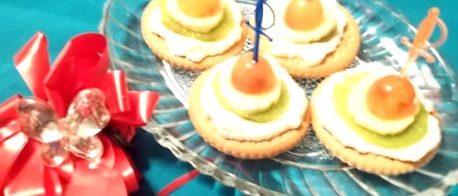 Творожные канапе на печенье с фруктами