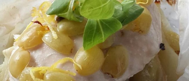 Куриная грудка, запеченная с фенхелем и виноградом в пергаменте