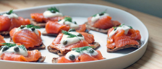 Мини-тосты с семгой и сливочным сыром