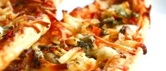 Хрустящая закуска из пармской ветчины, пекорино и розмарина