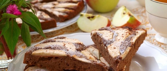 Быстрый яблочный пирог с какао