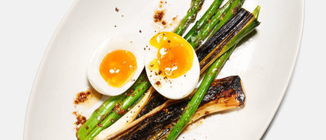 Спаржа с яйцом и луком-порей