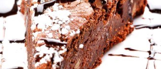 Охлажденный шоколадно-ягодный пирог с орехами пекан