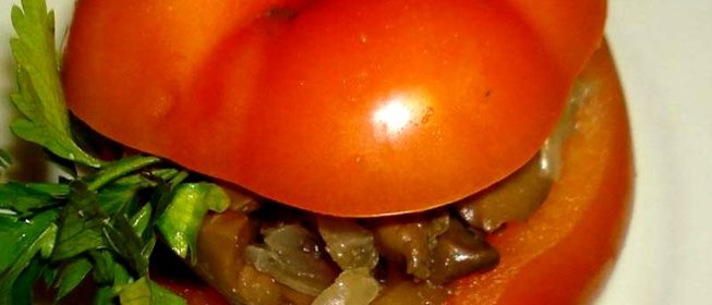 Помидоры, фаршированные солеными грибами