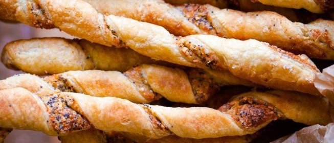 Сырные палочки из слоеного теста с маком