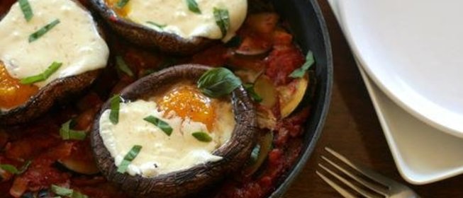 Рагу из цуккини с запеченными яйцами в грибах